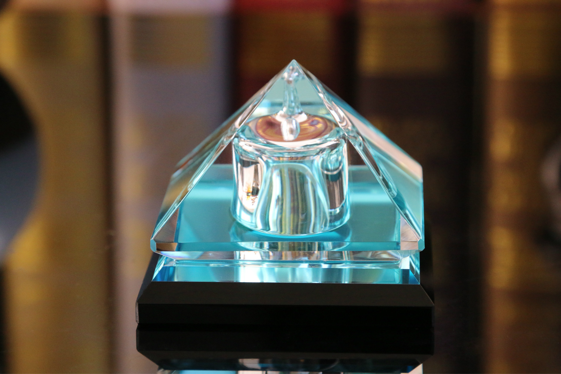 厂家直销:汽车香水座水晶金字塔香水座香水车载摆件用品新款