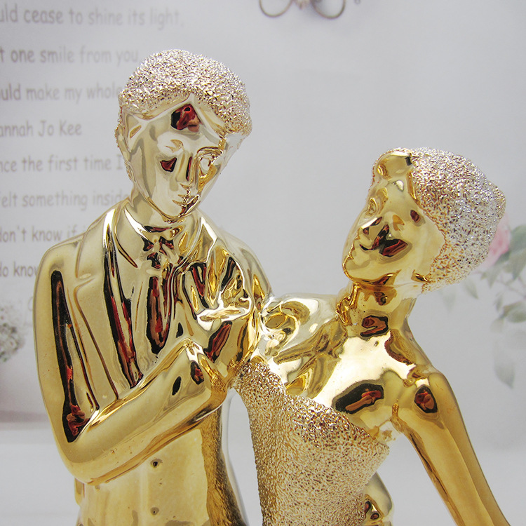 镀金陶瓷情侣人结婚摆件镀金磨砂 创意礼品礼物厂家供应.