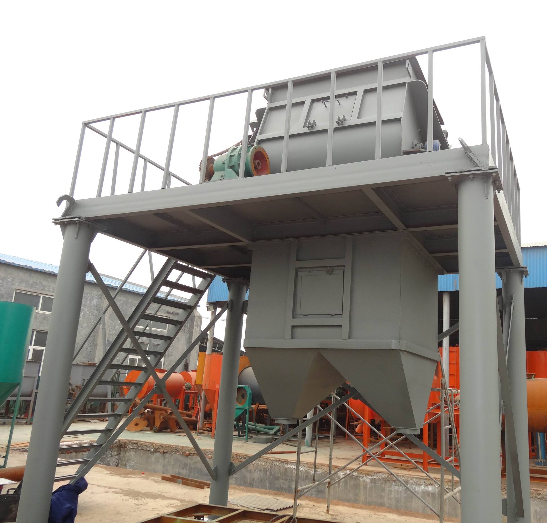 2立方搅拌机与平台