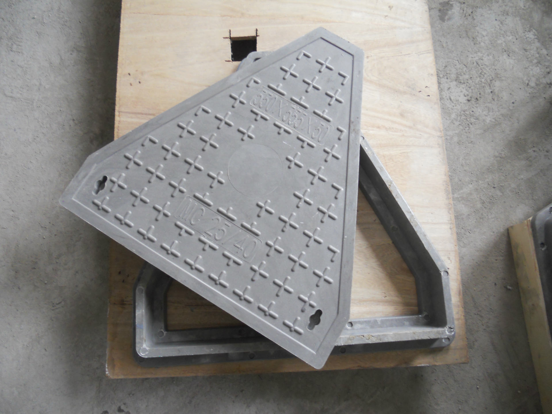 岳峰牌高分子树脂三角型井盖出口产品质量好内径50050050mm