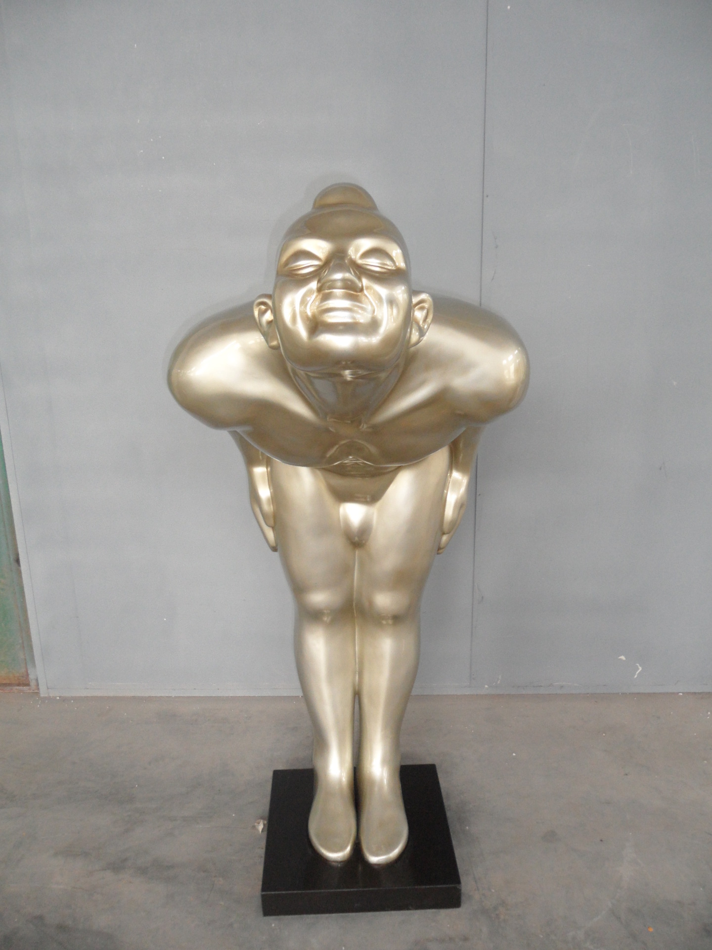 厂家供应玻璃钢雕塑,玻璃钢人物,人物雕塑 迎宾人 红色弯腰雕塑