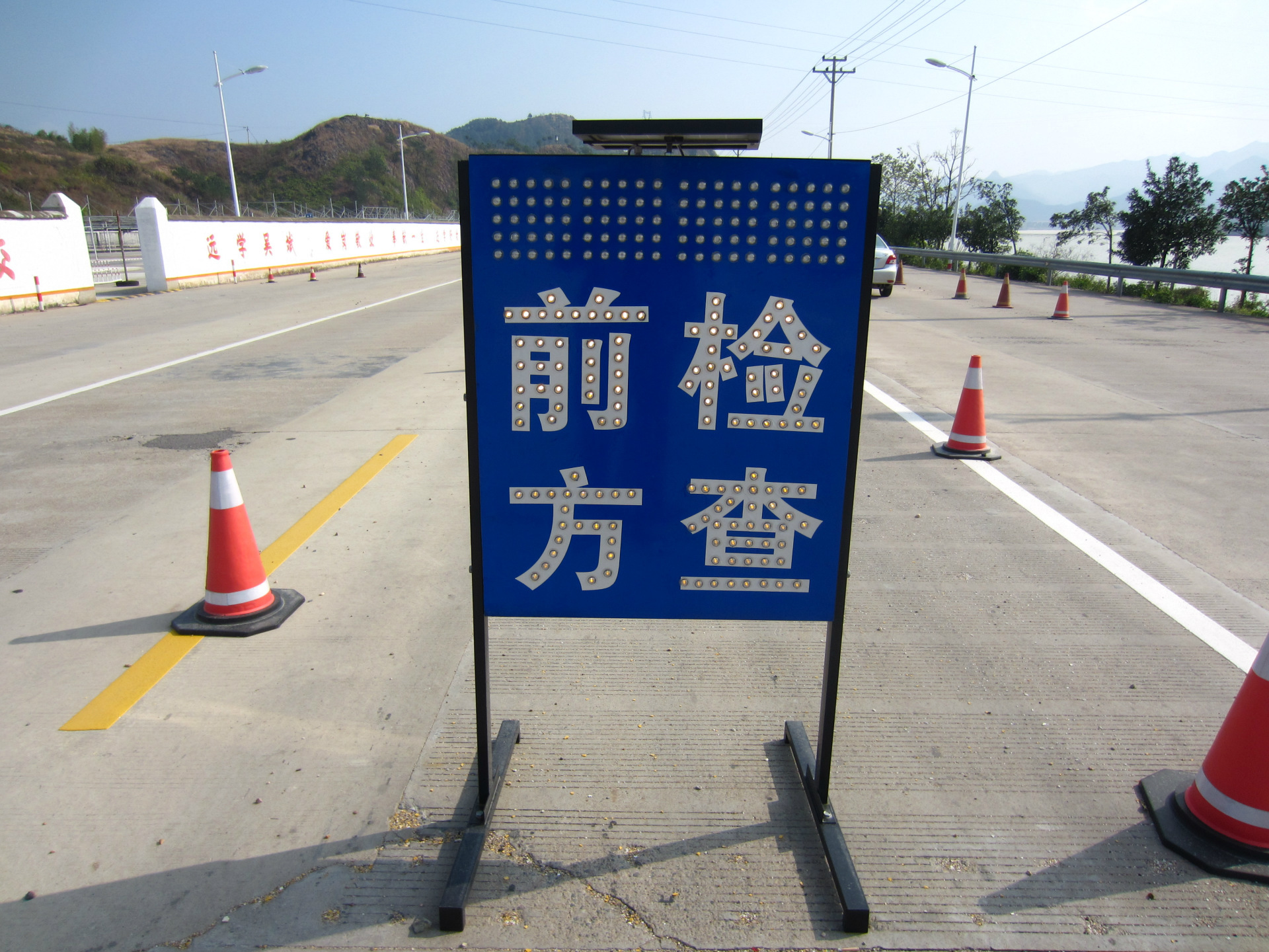 mnsd 太阳能警示牌 警察 前方检查 施工作业 导向灯 爆闪警示灯