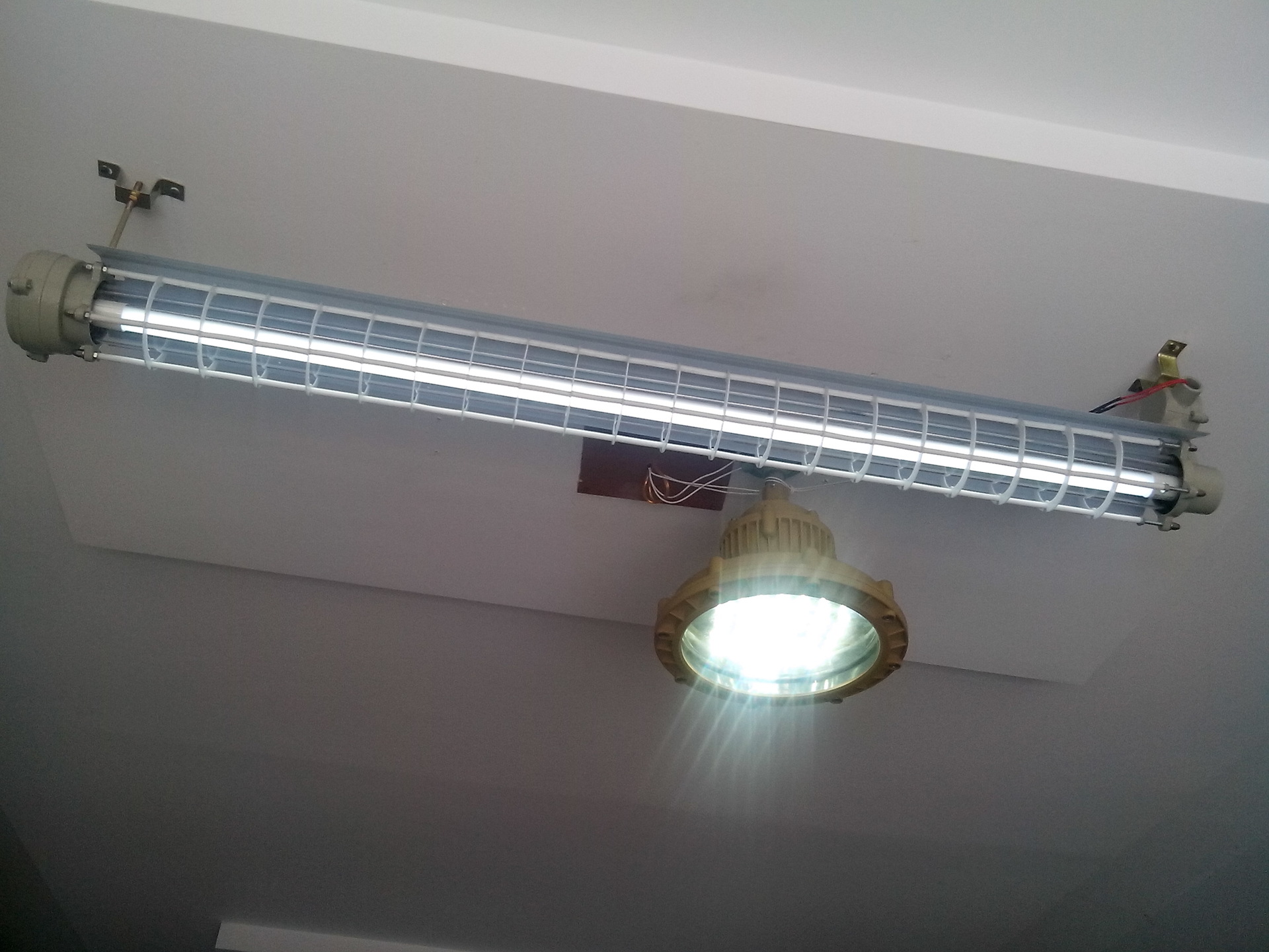 cyby8920防爆荧光灯 隔爆型荧光灯生产 led防爆日光灯