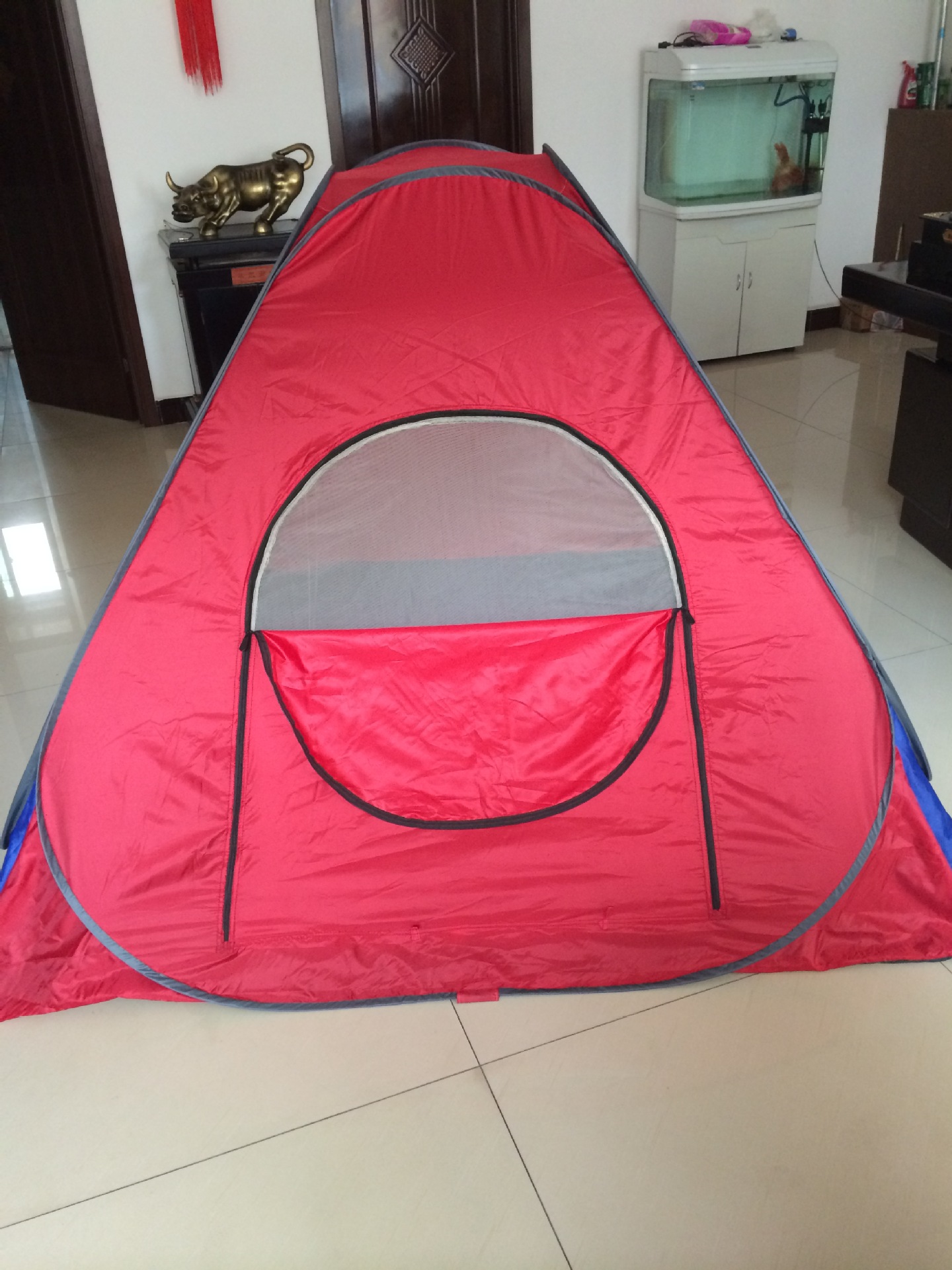 帐篷包含地丁4根.本产品支架为7.9mm玻璃纤维杆(3根).方便使用.