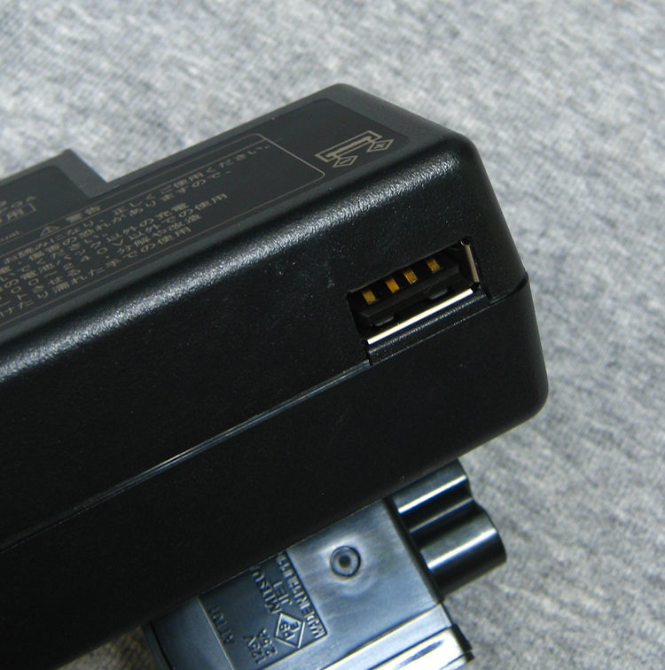 富士通 原装 5v 1.8a usb充电器 平板手机通用可达2a 可拆卸插头