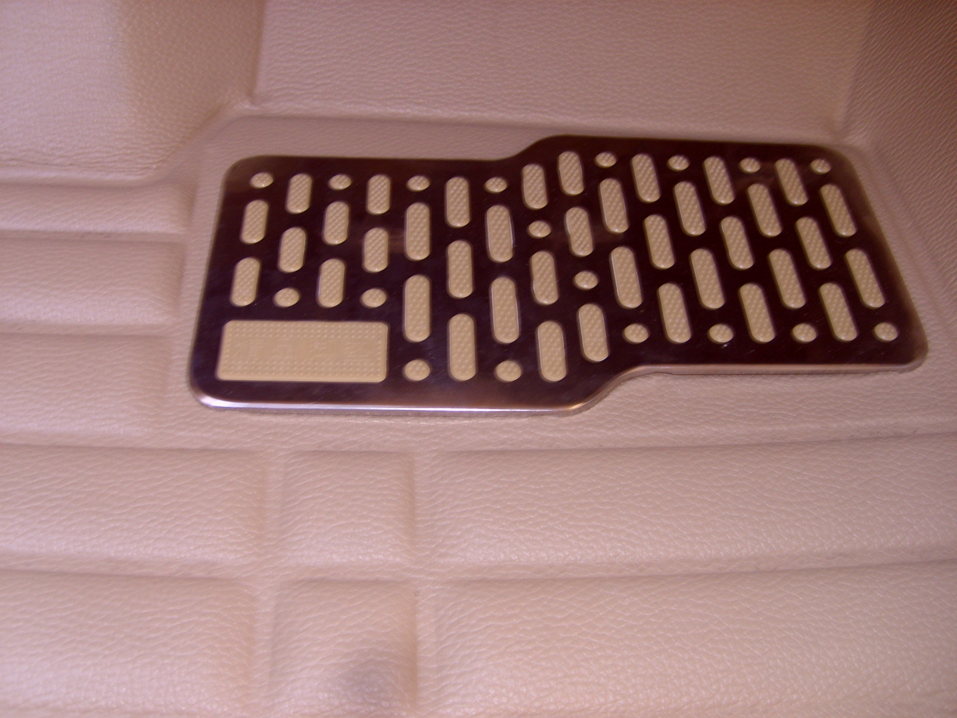 汽车脚垫 高档压痕全包围脚垫 专车专用