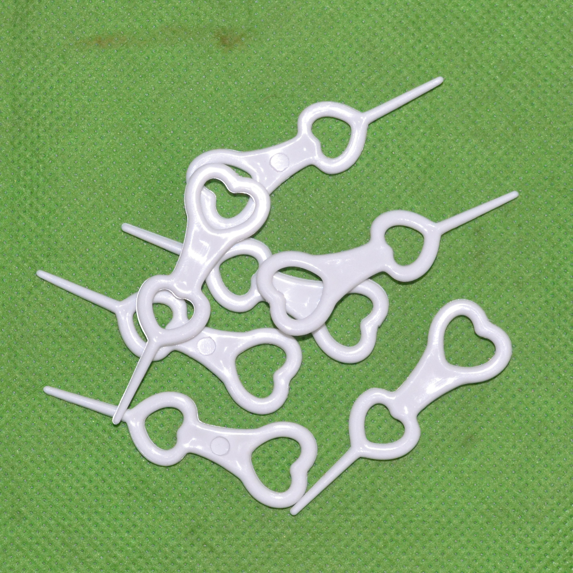 厂家供应食品级pp奶嘴通口针 奶针 婴幼儿喂奶奶嘴附属品