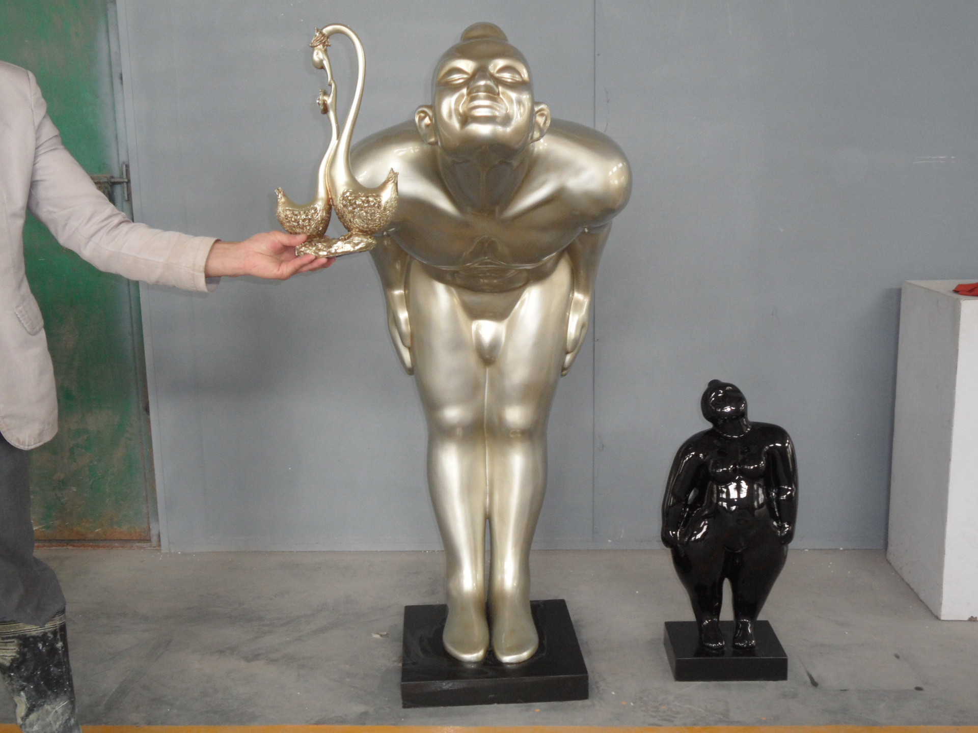 厂家供应玻璃钢雕塑,玻璃钢人物,人物雕塑 迎宾人 红色弯腰雕塑