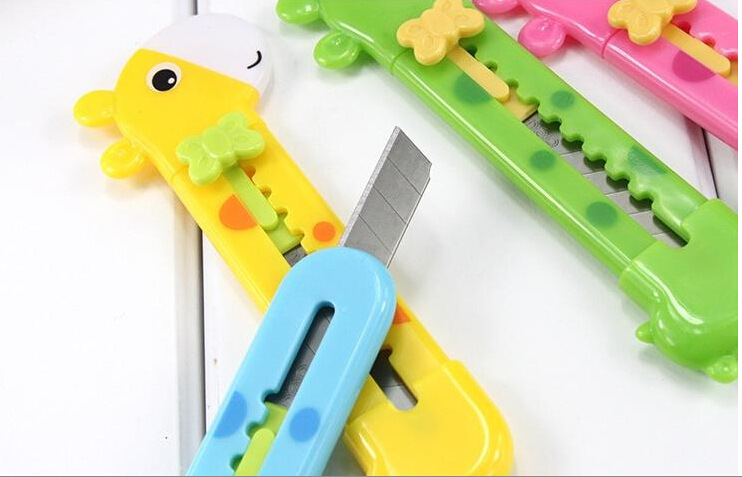 可爱日韩国学生文具可爱卡通长颈鹿造型得力美工刀裁纸刀