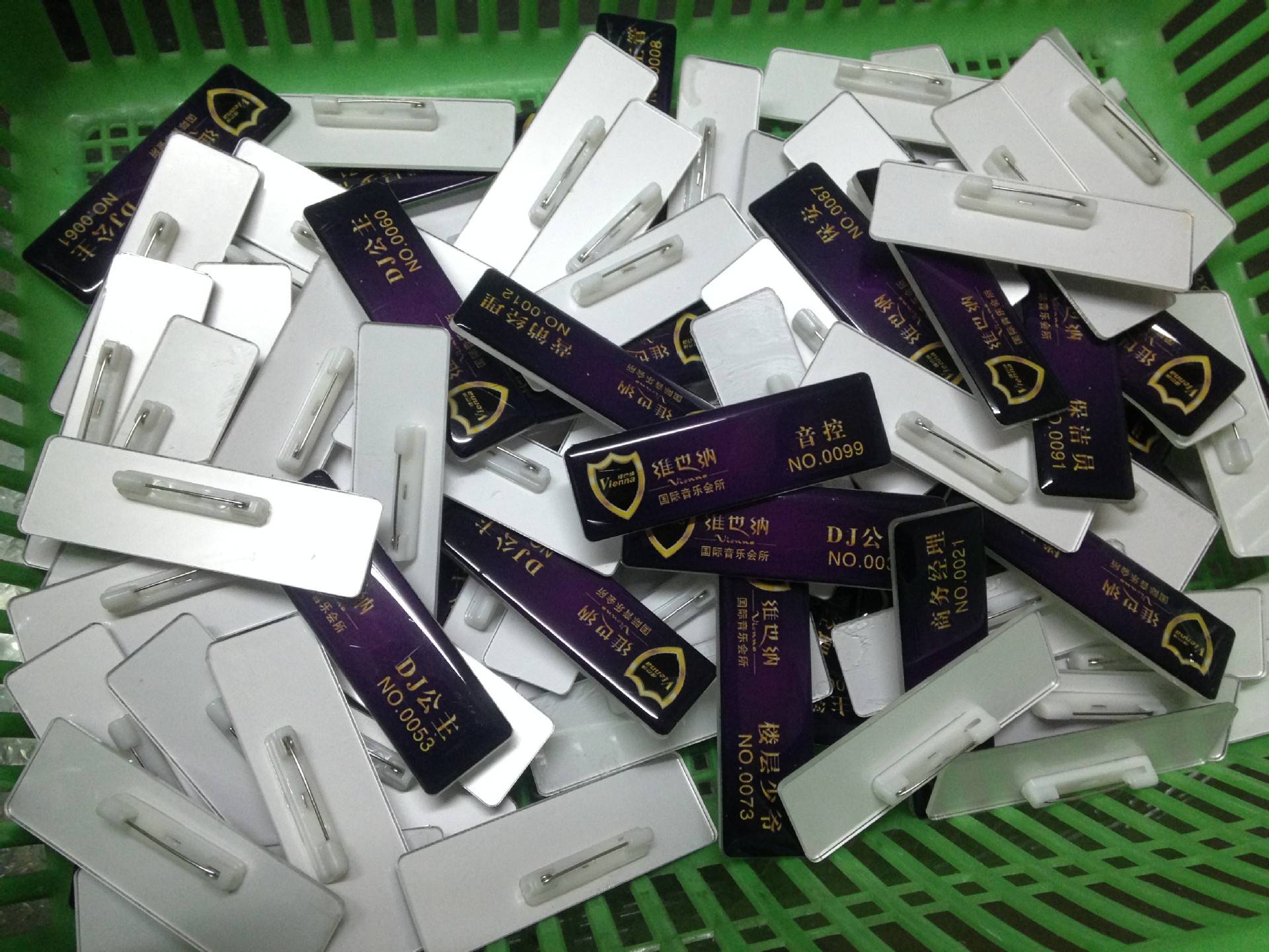 滴塑有机玻璃工牌 胸章 姓名牌 异形牌 防水防晒一天出货