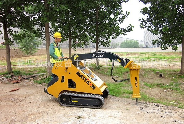 26马力液压动力站式滑移装载破碎车ml26