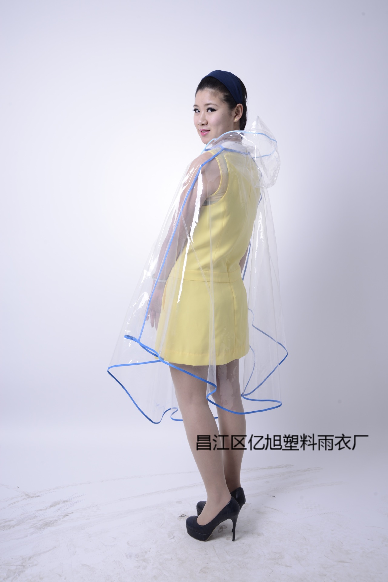 厂家直销 现货韩国创意潮流水晶透明天蓝包边成人雨衣 雨披