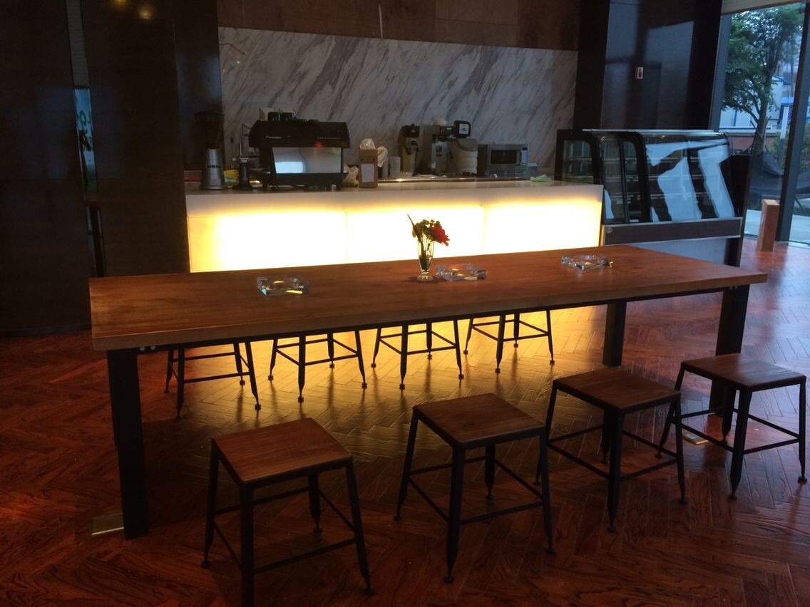 厂家直销 星巴克实木做旧铁艺咖啡厅休闲餐桌椅 高脚吧台桌椅