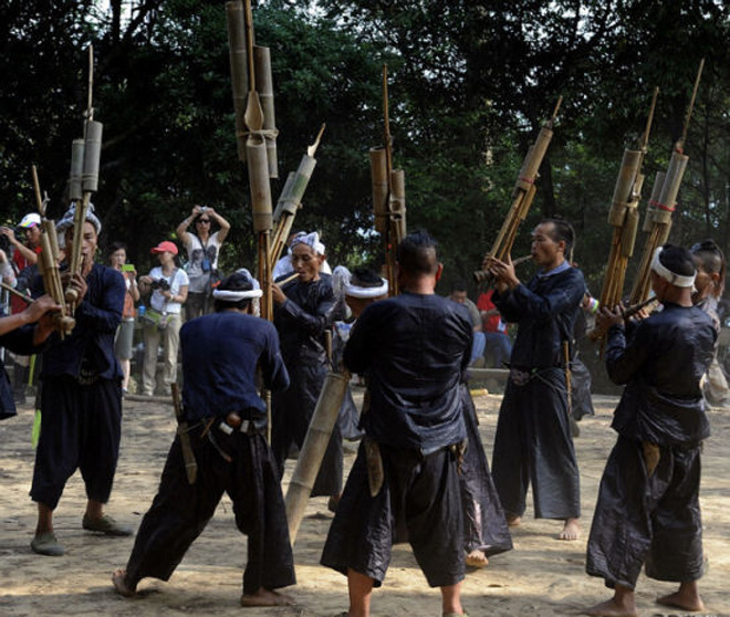 敬树神:岜沙人崇拜树,最盛大的祭祀仪式就是拜树神,仪式开始前,人们