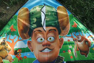 批发厂家直销潍坊 风筝亮光布料光头强儿童风筝 卡通风筝 好飞