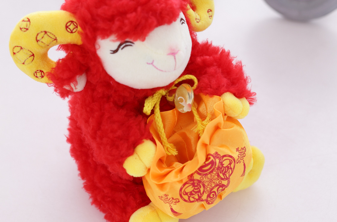 2015新款羊年吉祥物 发财吉祥羊 羊挂件 毛绒玩具羊 抱钱袋喜庆羊