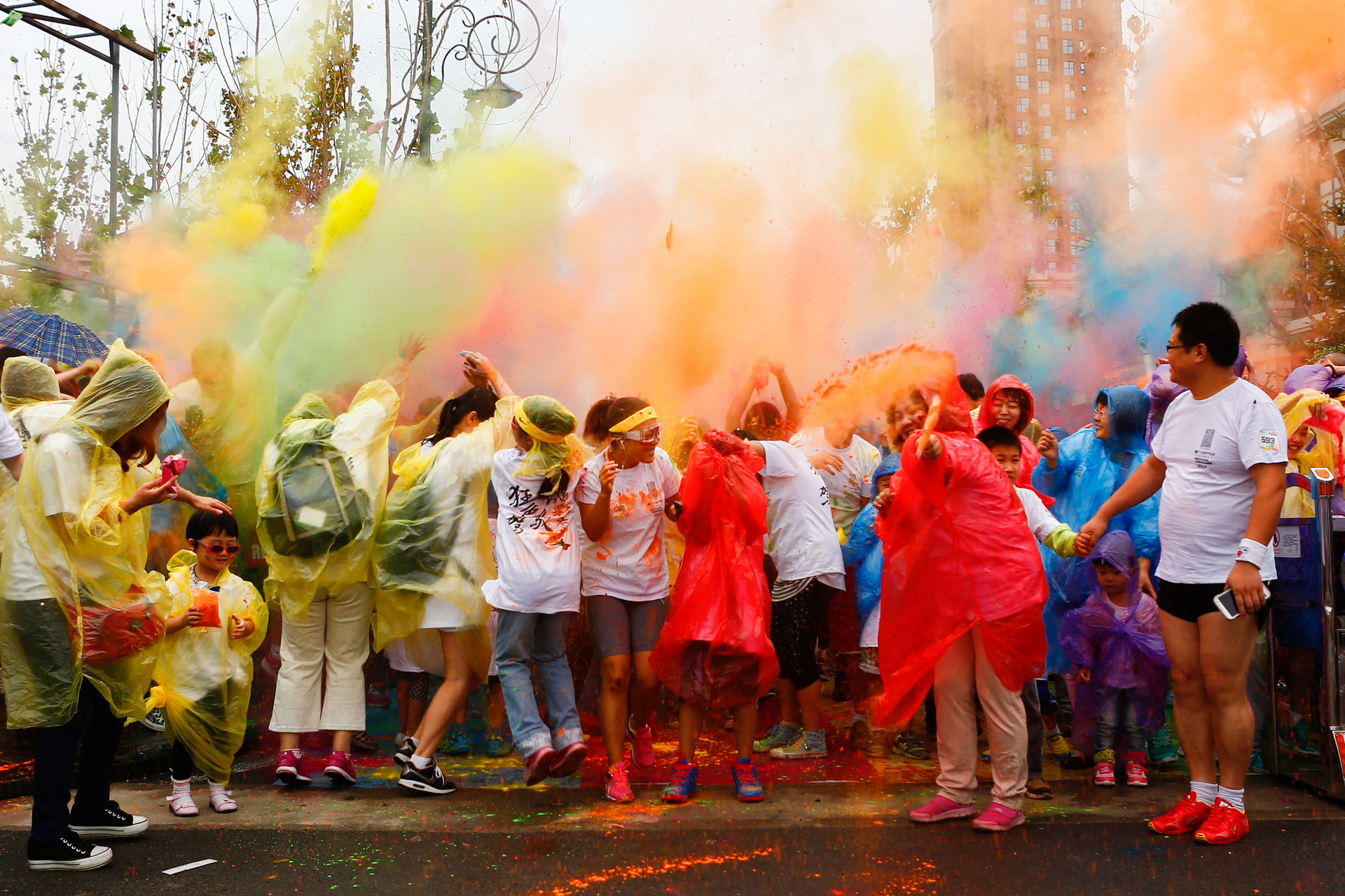 厂家直销 现货供应 彩色玉米淀粉 彩跑彩粉 狂欢彩跑彩粉多种色彩