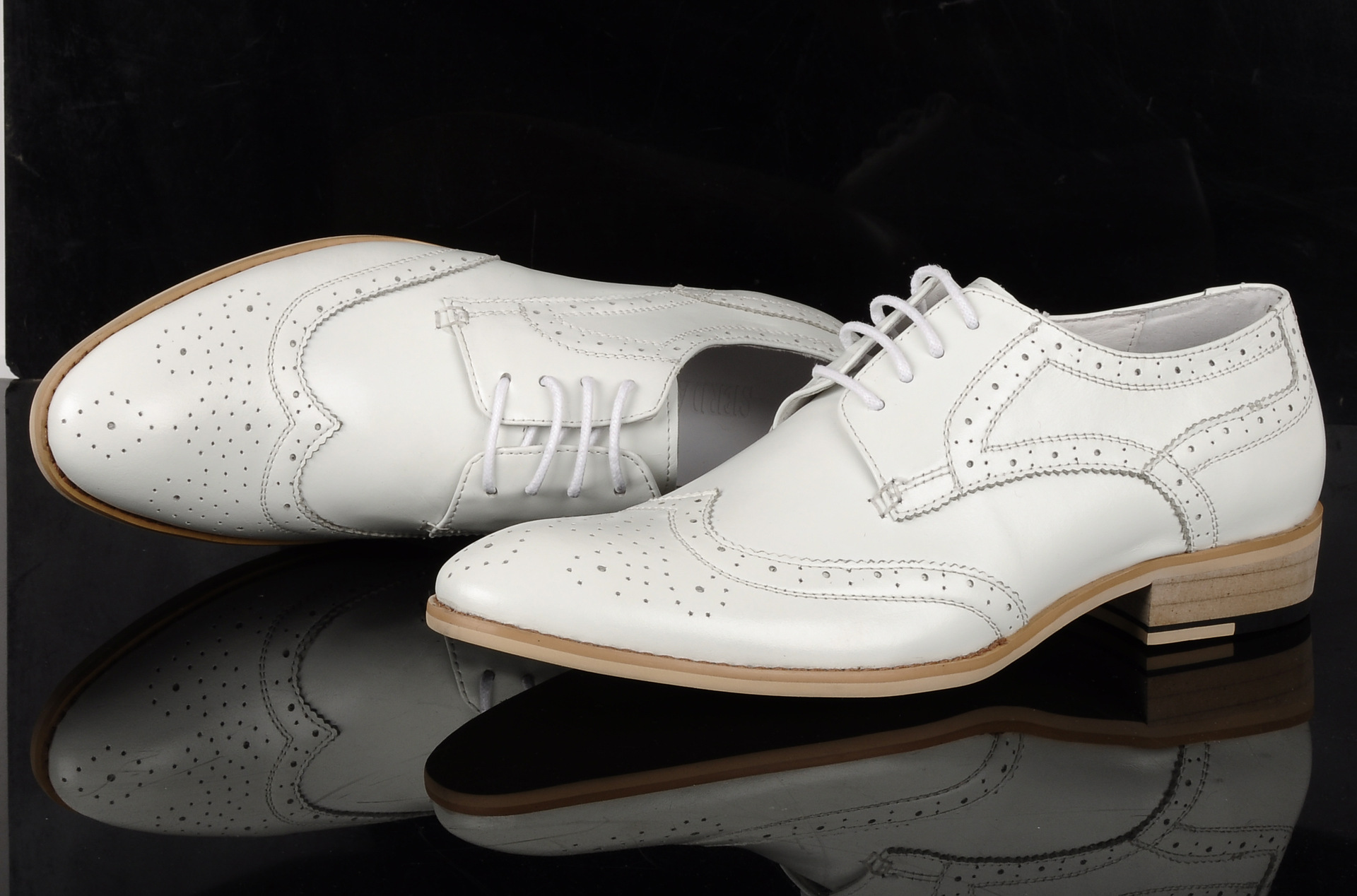 英伦韩版雕花男士商务正装皮鞋品牌真皮男鞋欧版透气白色布洛克鞋