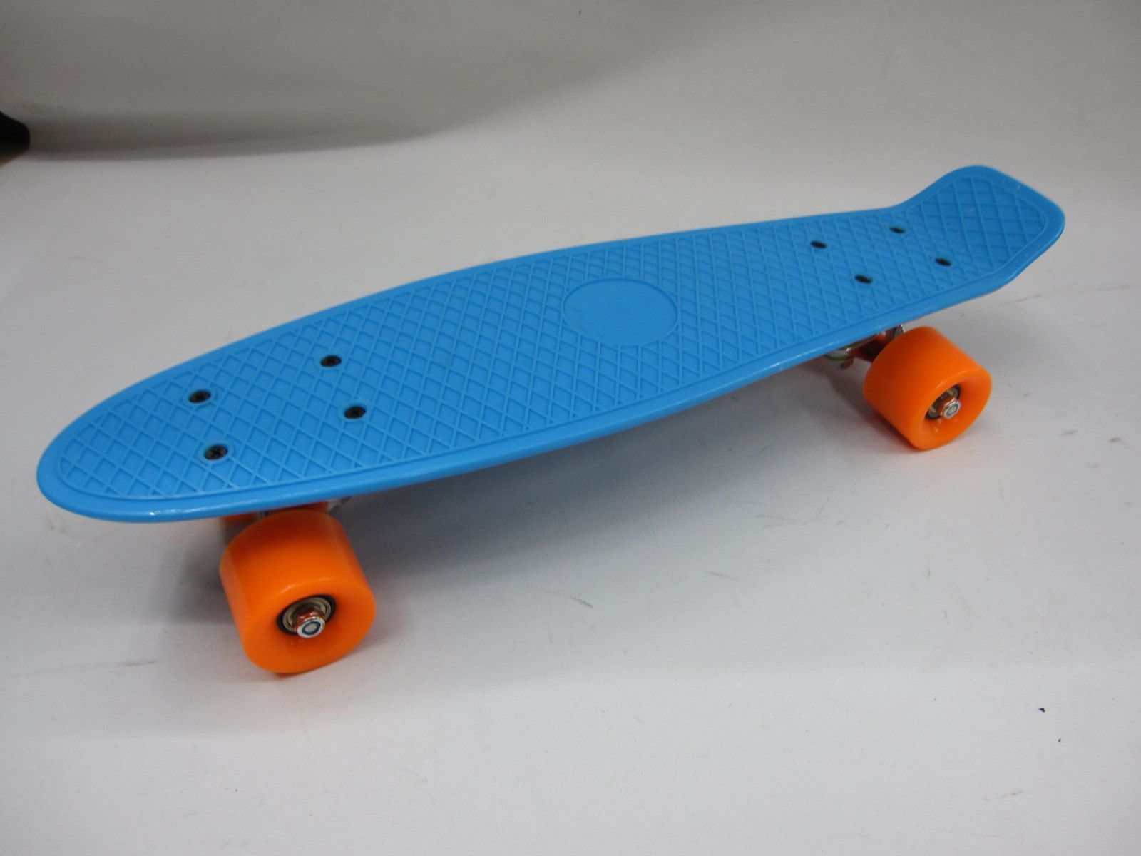 外贸新款单翘板pp材质塑料滑板儿童22寸四轮滑板小鱼板滑板