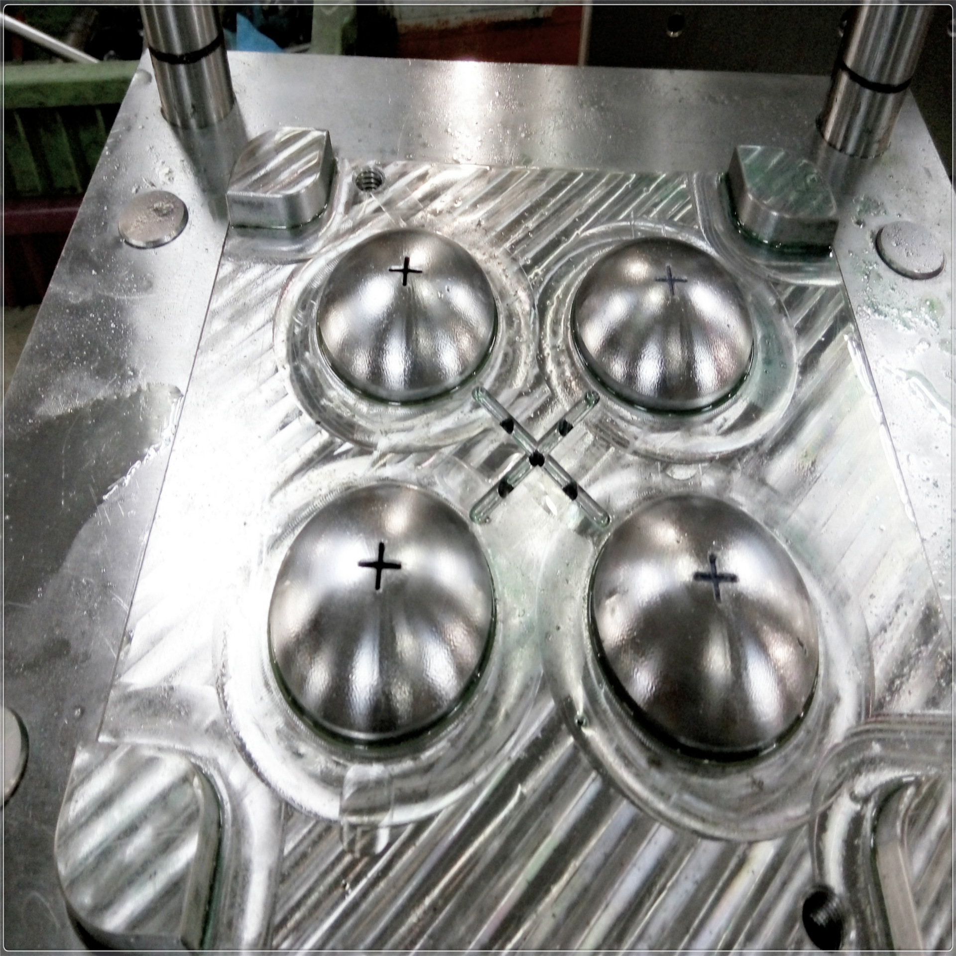 胜华模具厂专业制造各种塑胶模具,实力厂家,质优价好