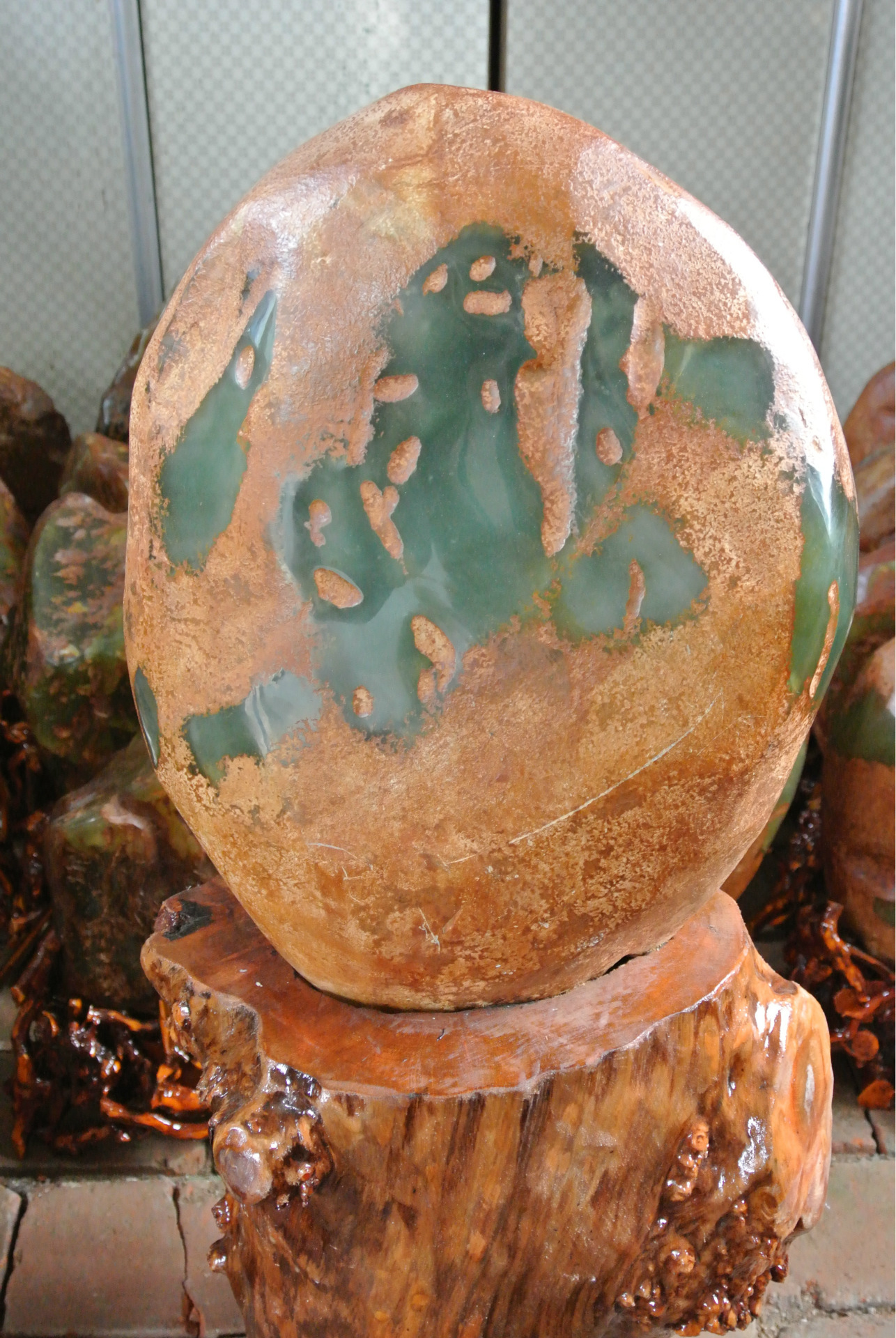 天然的玉石,不可能象人造的玻璃那样完美,天生的棉纹.冰 裂.