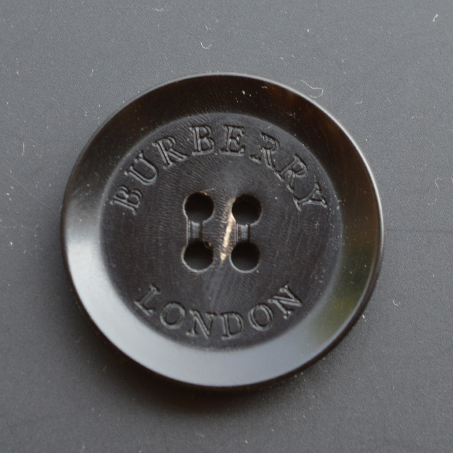 巴宝莉真牛角纽扣