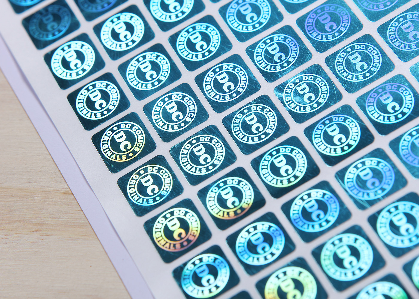 厂家批发订制订做激光压图防伪商标不干胶型专业设计彩色防伪标签