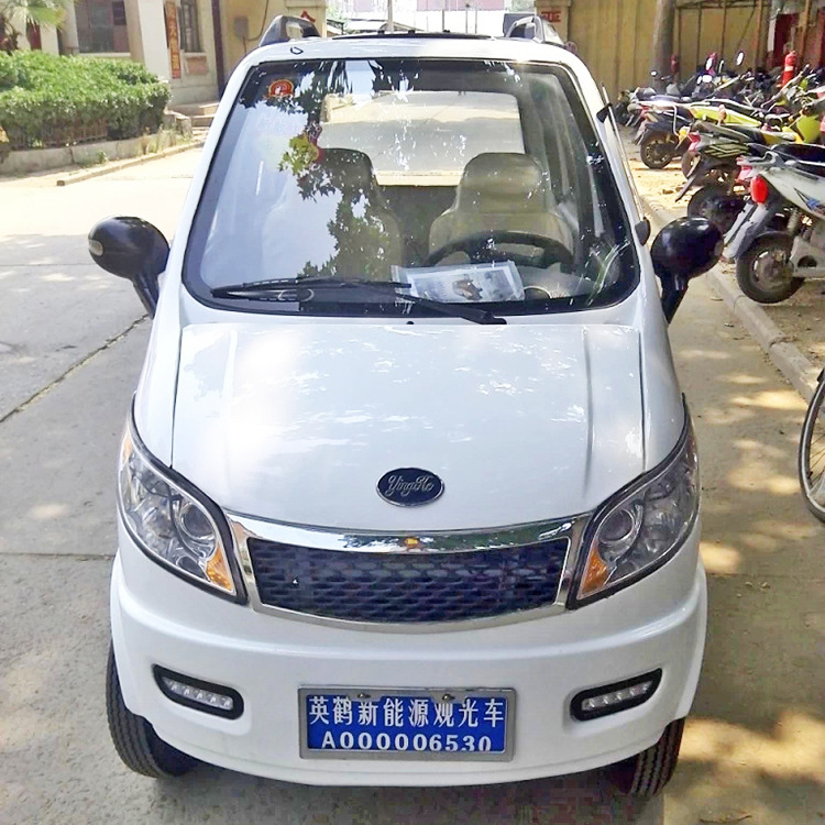 供应英鹤小款四轮四座电动燃油款代步汽车