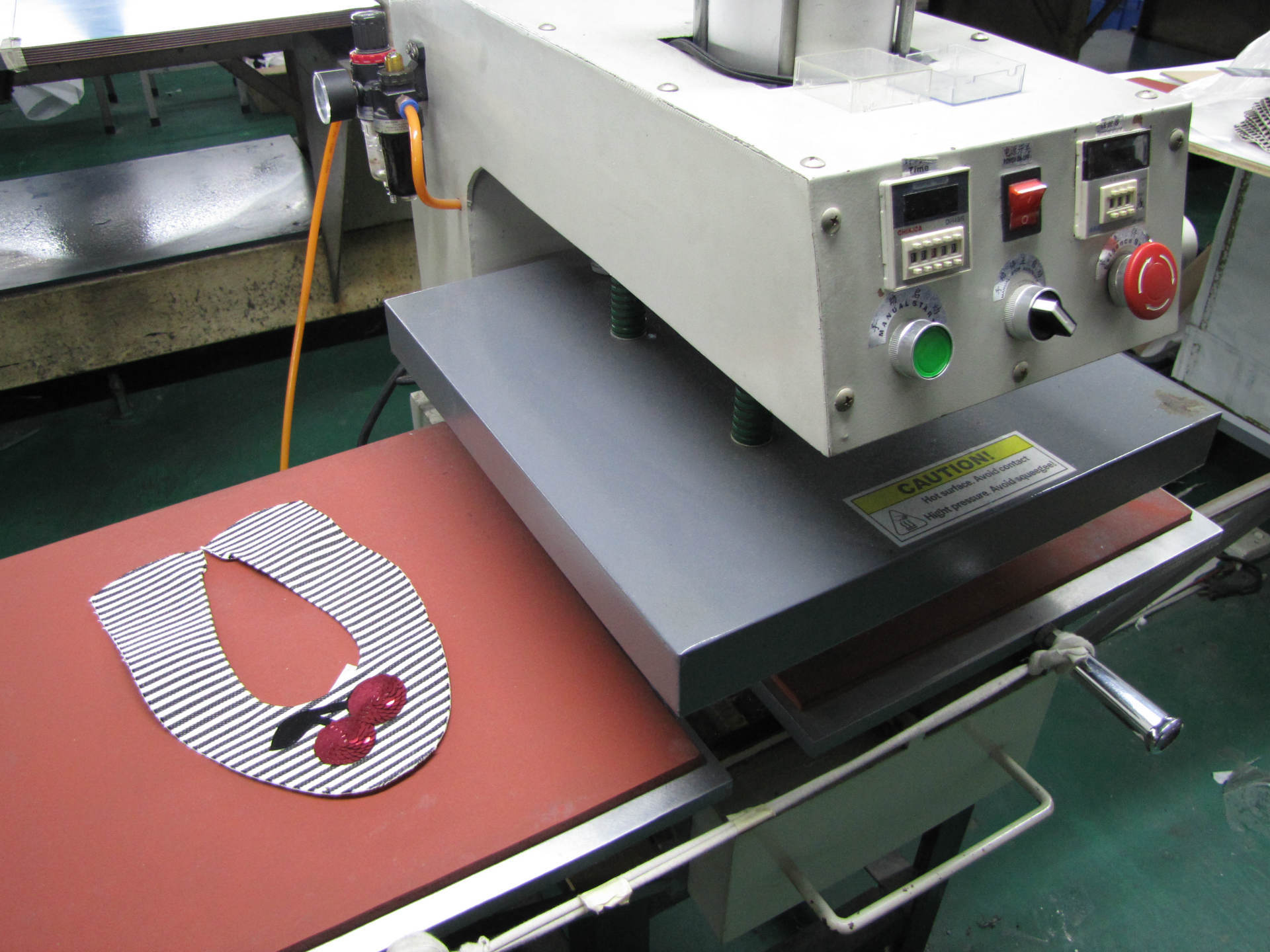 混合电脑刺绣加手工钉珠,欢迎来图加工