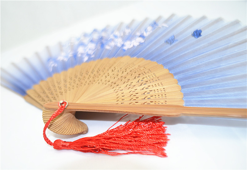 新款女士一笑绢扇高档手绘版精美仿真丝竹礼品扇 厂家一件代发