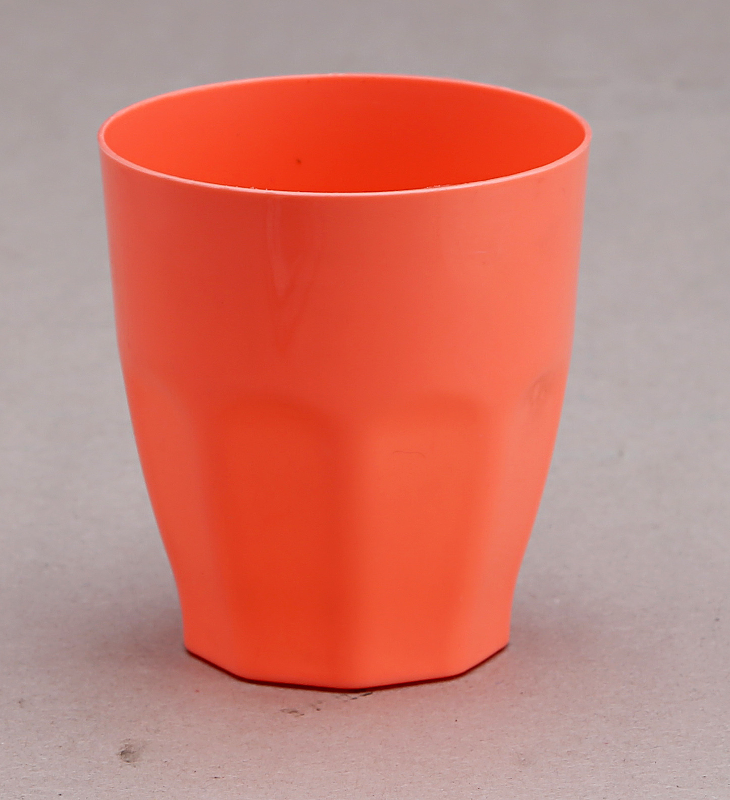 如何将发黄的塑料水杯变白