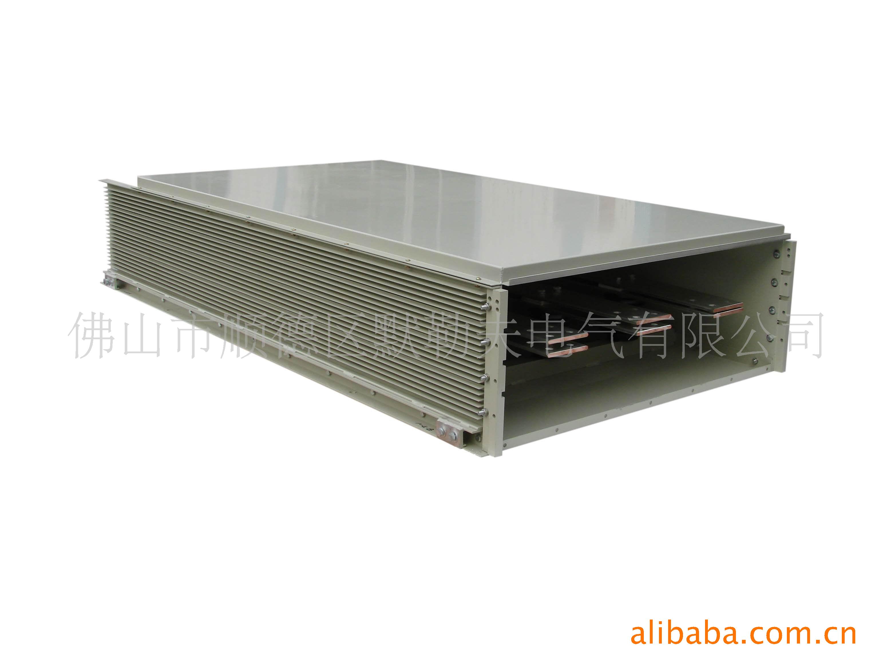 5)为了解决变压器,发电机及配电柜运行时产生的震动对封闭母线的该骀