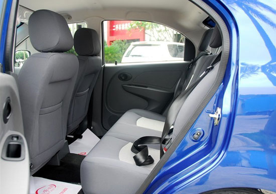 4万元也能买三厢车 大空间旗云1