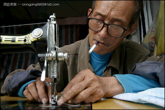 图解:今年72岁的黄文斗师傅,从12岁开始学习裁缝手艺算起,已经有琳